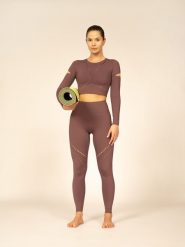 4F Longsleeve crop-top treningowy z materiałów z recyklingu damski 4F x Anna Lewandowska XS. Brązowe topy damskie 4F, s, bez wzorów, z materiału, bez kołnierzyka, bez ramiączek. Za 179.99 zł.