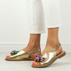Złote płaskie sandały damskie Filippo Ds6230/26. Żółte sandały damskie Filippo, z aplikacjami, ze skóry, bez obcasa, na płaskiej podeszwie, bez zapięcia. Za 159.00 zł.
