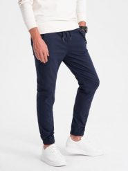 Spodnie męskie materiałowe JOGGERY z ozdobnym sznurkiem - granatowe V9 - Rozmiar: M. Niebieskie spodnie materiałowe męskie Ombre Clothing, bez wzorów, z bawełny. W wyprzedaży za 39.99 zł.