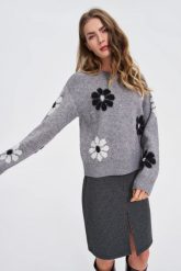 Sweter w kwiaty szary. Szare swetry nierozpinane damskie MOODO, l, bez wzorów, z poliamidu, bez kołnierzyka, bez ramiączek. Za 159.99 zł.