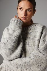 WEŁNIANY SWETER PETRA SZARY One size - Flawless. Szare swetry nierozpinane damskie Flawless, bez wzorów, z wełny, klasyczne, bez kołnierzyka, bez ramiączek. Za 799.00 zł.