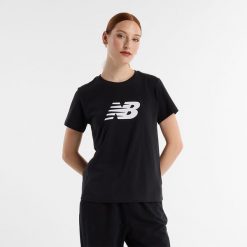 Koszulka damska New Balance WT43582BK – czarna. Czarne koszulki sportowe damskie New Balance, m, bez wzorów, z materiału, bez ramiączek. Za 119.99 zł.