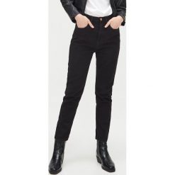 Jeansy mom fit - Czarny. Czarne jeansy damskie Cropp, bez wzorów, z jeansu. Za 89.99 zł.