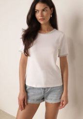 Biały Minimalistyczny T-shirt z Bawełny Zdobiony Warkoczowymi Lamówkami Thessele. Białe t-shirty damskie Born2be, m, z aplikacjami, z bawełny, casualowe, bez kołnierzyka, bez ramiączek. Za 49.99 zł.