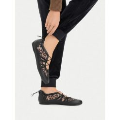 Baleriny Juicy Couture. Czarne balerinki damskie Juicy Couture, bez wzorów, bez obcasa, bez zapięcia. Za 179.99 zł.