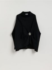 Sweter ponczo - czarny. Czarne swetry nierozpinane damskie Reserved, l, bez wzorów, z dzianiny, bez kołnierzyka, bez ramiączek. Za 199.99 zł.