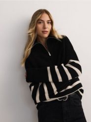 Sweter z rozpinanym golfem - czarny. Czarne swetry nierozpinane damskie Reserved, l, bez wzorów, z dzianiny, bez kołnierzyka, bez ramiączek. W wyprzedaży za 49.99 zł.