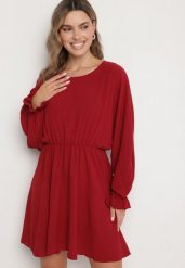 Bordowa Sukienka o Rozkloszowanym Kroju z Ozdobnymi Mankietami Terellea. Czerwone sukienki damskie Born2be, na co dzień, bez wzorów, z jeansu, eleganckie, bez kołnierzyka, bez ramiączek, mini, kopertowe. Za 79.99 zł.