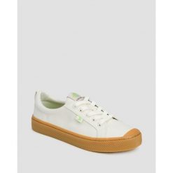 Tenisówki Cariuma OCA Low Gum Off-White Canvas. Białe trampki i tenisówki damskie CARIUMA, bez wzorów, bez zapięcia. Za 409.99 zł.