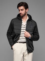 Kurtka lekka męska z łączonych materiałów z kapturem i ozdobnym pikowaniem – czarna V5 OM-JANP-0160 - XXL. Czarne kurtki męskie Ombre Clothing, l, z aplikacjami, z gumy, z kapturem. W wyprzedaży za 139.99 zł.