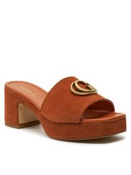 Guess Klapki Cinzia FLJCIN SUE03 Brązowy. Brązowe klapki damskie Guess, z aplikacjami, ze skóry, bez obcasa, bez zapięcia. Za 969.99 zł.
