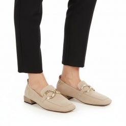 Półbuty damskie S.Barski D&A, cholewka skóra naturalna zamszowa wsuwany fason metalowa ozdoba na przodzie niski obcas kwadratowy nosek, beżowe, CR61-. Brązowe półbuty damskie S.BARSKI, z aplikacjami, ze skóry, bez obcasa, na obcasie, bez zapięcia. Za 389.00 zł.