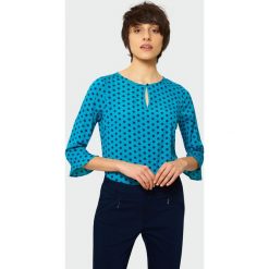 Elegancka bluzka w kropki. Bluzki damskie Greenpoint, bez wzorów, z poliesteru, eleganckie, bez kołnierzyka, bez ramiączek. Za 24.99 zł.