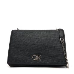 Torebka Calvin Klein. Czarne torebki do ręki damskie Calvin Klein, bez wzorów, bez dodatków. Za 349.99 zł.