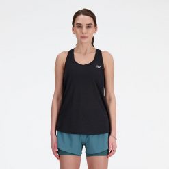 Koszulka damska New Balance WT41250BKH – czarna. Czarne bluzki damskie New Balance, s, bez wzorów, z materiału, sportowe, bez kołnierzyka, bez ramiączek. Za 169.99 zł.