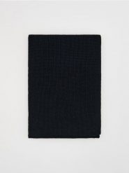 Dzianinowy szalik - czarny. Czarne szaliki męskie Reserved, bez wzorów, z dzianiny. Za 99.99 zł.