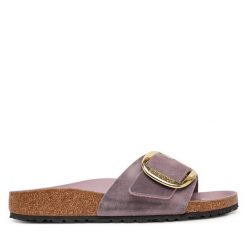 Klapki Birkenstock. Czerwone klapki damskie Birkenstock, bez wzorów, bez obcasa, bez zapięcia. Za 479.99 zł.