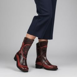 Kozaki damskie Laura Vita, wysoka cholewka ze skóry we wzory na płaskim obcasie, czerwone, SO2014-2. Czerwone kozaki damskie Laura Vita, bez wzorów, ze skóry, przed kolano, bez obcasa, na obcasie, bez zapięcia. Za 339.00 zł.