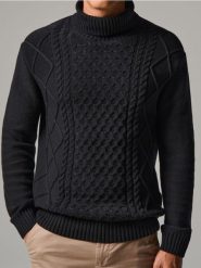 Sweter z golfem - czarny. Czarne swetry męskie Sinsay, l, bez wzorów, bez kołnierzyka, bez ramiączek. Za 79.99 zł.