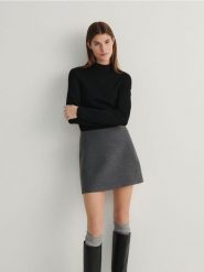Sweter z wiskozą - czarny. Czarne swetry nierozpinane damskie Reserved, l, bez wzorów, z dzianiny, bez kołnierzyka, bez ramiączek. W wyprzedaży za 39.99 zł.