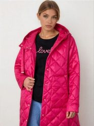 Pikowany płaszcz z regulowanym kapturem - różowy. Czerwone płaszcze damskie Sinsay, l, bez wzorów, bez kołnierzyka. Za 89.99 zł.
