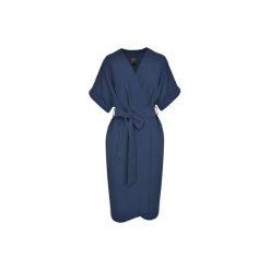 Sukienka LEIA. Niebieskie sukienki damskie Cat cat studio, do pracy, m, bez wzorów, z dzianiny, biznesowe, bez kołnierzyka, bez ramiączek, kopertowe. Za 349.00 zł.