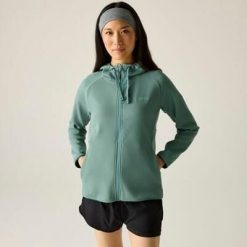 Damska bluza polarowa Nayna z kapturem i zamkiem błyskawicznym. Zielone bluzy damskie Regatta, bez wzorów, z bawełny, bez ramiączek, z kapturem. W wyprzedaży za 229.99 zł.