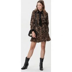 Panterkowa Sukienka Tallahassee. Sukienki damskie Born2be, na imprezę, l, bez wzorów, z weluru, wizytowe, bez kołnierzyka, bez ramiączek, mini. Za 139.99 zł.