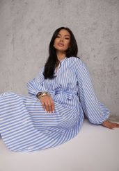 Niebieska Bawełniana Sukienka o Pudełkowym Kroju z Haftem i Wiązanym Paskiem Guineney. Niebieskie sukienki damskie Renee, na co dzień, m, z aplikacjami, z bawełny, bez kołnierzyka, bez ramiączek, maxi, proste. Za 189.99 zł.