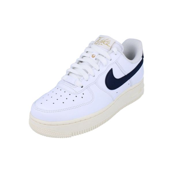 Buty sportowe Sneakersy damskie, W Air Force 1 07 EasyOn. Białe obuwie sportowe damskie Nike, bez wzorów, z gumy, bez zapięcia, do biegania. Za 499.99 zł.