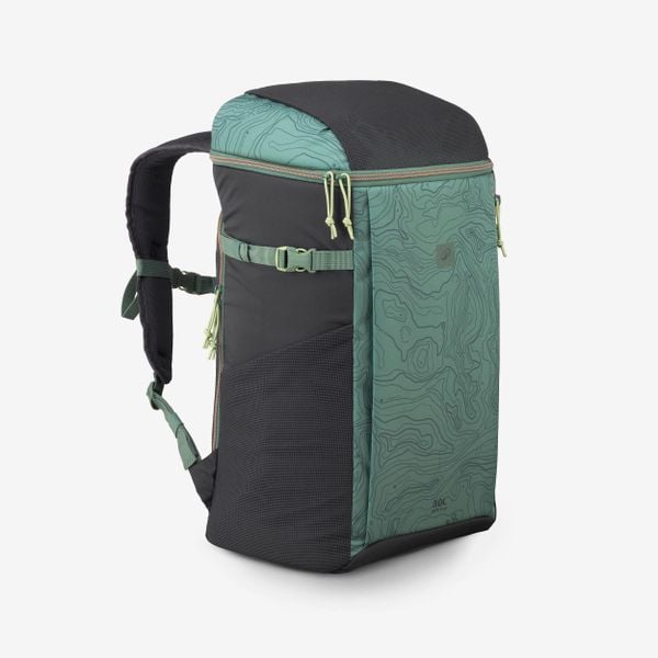 Lodówka-plecak 100 - 30 l. Zielone plecaki męskie QUECHUA, bez wzorów, z materiału, klasyczne. Za 149.99 zł.