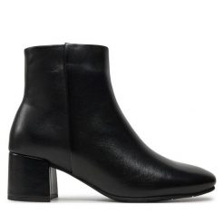 Botki Marco Tozzi. Czarne botki damskie Marco Tozzi, bez wzorów, bez obcasa, na słupku, bez zapięcia. Za 349.99 zł.