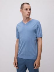 Sweter z dekoltem V - jasnoniebieski. Niebieskie swetry męskie Reserved, l, bez wzorów, z wiskozy, bez kołnierzyka, bez ramiączek. W wyprzedaży za 55.99 zł.