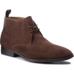 Trzewiki CLARKS - Gilman Mid 261362397 Dark Brown Suede. Brązowe botki męskie Clarks, bez wzorów, z materiału, eleganckie, bez obcasa, bez zapięcia. W wyprzedaży za 299.00 zł.