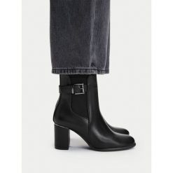 Botki JENNY. Czarne botki damskie Jenny, bez wzorów, bez obcasa, na słupku, bez zapięcia. Za 179.99 zł.