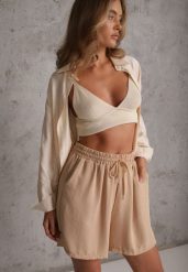 Beżowe Szorty Casual High Waist na Lato Bogate w Wiskozę Ismina. Brązowe szorty damskie Renee, bez wzorów, z materiału, casualowe, z podwyższonym stanem. Za 29.99 zł.