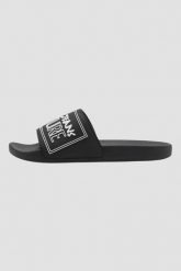 VERSACE JEANS COUTURE Czarne klapki Fondo Slide DIS. SQ3, Rozmiar 39. Czarne klapki męskie Versace Jeans Couture, bez wzorów, z jeansu, bez zapięcia. W wyprzedaży za 169.99 zł.