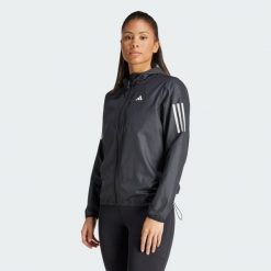 Kurtka Own The Run. Czarne kurtki sportowe damskie Adidas, xs, bez wzorów, z materiału, bez ramiączek, bez kaptura, do biegania. W wyprzedaży za 238.00 zł.