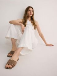 Zamszowe klapki - beżowy. Brązowe klapki damskie Reserved, bez wzorów, z zamszu, bez obcasa, bez zapięcia. Za 99.99 zł.