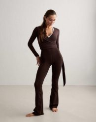 Damskie legginsy rozszerzane nogawki, wysoki stan, squat proof Sense czekoladowy. Brązowe legginsy damskie Aim'n, bez wzorów, z elastanu. Za 339.00 zł.