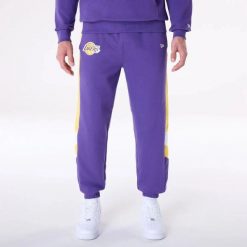 Spodnie dresowe New LA Lakers NBA Panel fioletowe. Fioletowe spodnie sportowe męskie New Era, bez wzorów, z dresówki. Za 274.95 zł.