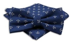 Granatowa Mucha Męska -ALTIES- z Taką Samą Poszetką, w Białe Kotwice, Marinistyczna. Niebieskie krawaty i muchy Alties, bez wzorów, eleganckie. Za 54.00 zł.