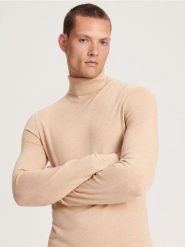 Golf z wiskozą - beżowy. Brązowe swetry męskie Reserved, l, bez wzorów, z dzianiny, klasyczne, bez kołnierzyka, bez ramiączek. W wyprzedaży za 49.99 zł.