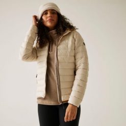 Marizion Damska kurtka turystyczna z przegrodami z kapturem. Białe kurtki sportowe damskie Regatta, na zimę, bez wzorów, z puchu, bez ramiączek, z kapturem, trekkingowe. Za 199.99 zł.