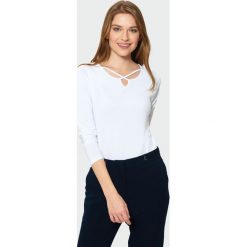 Biały top z ozdobym dekoltem. Białe topy damskie Greenpoint, z aplikacjami, z elastanu, bez kołnierzyka, bez ramiączek. Za 14.99 zł.