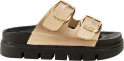 Lee Cooper Klapki damskie Lee Cooper złote LCW-26-35-4462LA 36. Żółte klapki damskie Lee Cooper, bez wzorów, sportowe, bez obcasa, bez zapięcia. Za 89.77 zł.