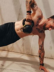 4F Spodenki treningowe szybkoschnące męskie - czarne S. Czarne szorty męskie 4F, bez wzorów, sportowe. Za 149.99 zł.