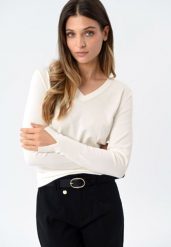 Sweter z dekoltem w serek S-NELI. Białe swetry nierozpinane damskie Volcano, plus size, bez wzorów, z dzianiny, eleganckie, bez kołnierzyka, plus size, bez ramiączek. Za 119.99 zł.