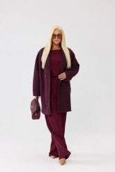 Damski płaszcz Isabella z tkaniny bukla w kolorze burgundowym - elegancja i komfort PLUS SIZE XXL OVERSIZE JESIEŃ. Czerwone płaszcze damskie Moda Size Plus Iwanek, na jesień, l, bez wzorów, z poliesteru, eleganckie, bez kołnierzyka, bez kaptura. Za 559.90 zł.