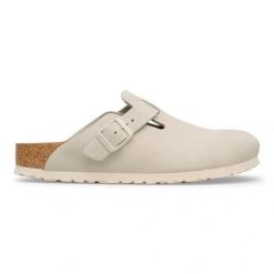BIRKENSTOCK Boston LEVE Oyster Klapki damskie. Białe klapki damskie Birkenstock, bez wzorów, z weluru, klasyczne, bez obcasa, bez zapięcia. Za 529.99 zł.
